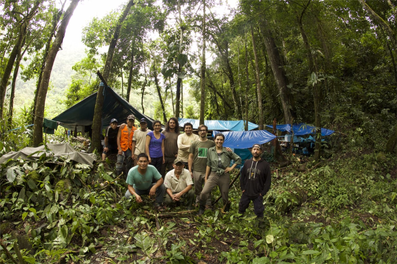 The team at Camp 1, on the confluence of the Menteari and Pichari Rivers, in the Vilcabamba. (Photo: Maira Duarte).