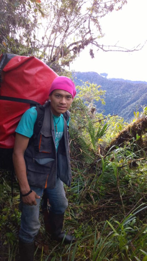 Wilbert from the Ashaninka community of Marontuari, carrying a heavy backpack with food and equipment from Camp 2 to Camp 3. (Photo Juan C. Chaparro).