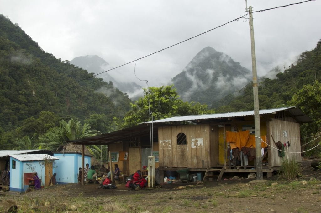 The Ashaninka community of Marontuari, the last outpost before reaching Pichari, with the ridge we descended, covered in clouds, on the background (the one on the left). (Photo Maira Duarte).