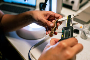 person measuring a reptile with an electronic measuring device